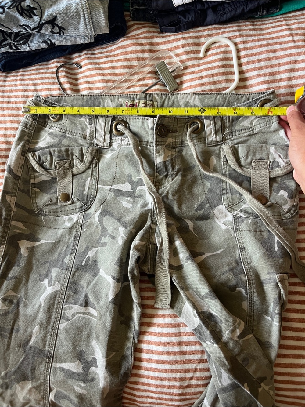 Vintage lei women’s low rise Camouflage Cargo Pants - Olive Camo - Picture 6 of 6